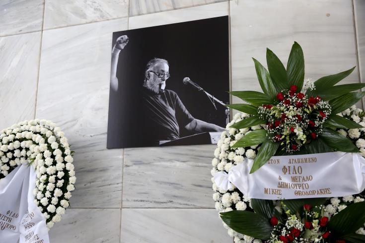 Σε κλίμα συγκίνησης τελέστηκε η κηδεία του Θάνου Μικρούτσικου- Θα αποτεφρωθεί η σορός του