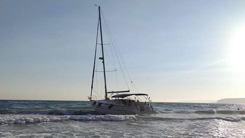 ΛΕΜΕΣΟΣ: Ακυβέρνητο ιστιοφόρο βγήκε σε παραλία - Κινδύνεψαν λουόμενοι και πλήρωμα