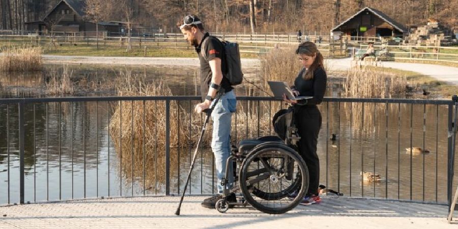 Συγκινητικό: Εμφύτευμα βοηθάει ασθενή με παράλυση να περπατήσει, ακόμα κι όταν ήταν απενεργοποιημένο