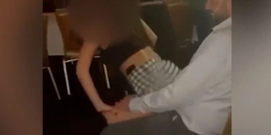 Το lap dance αστυνομικού σε προϊστάμενό της δεν είχε καλό τέλος – Το βίντεο από τον αισθησιακό χορό σε πάρτι