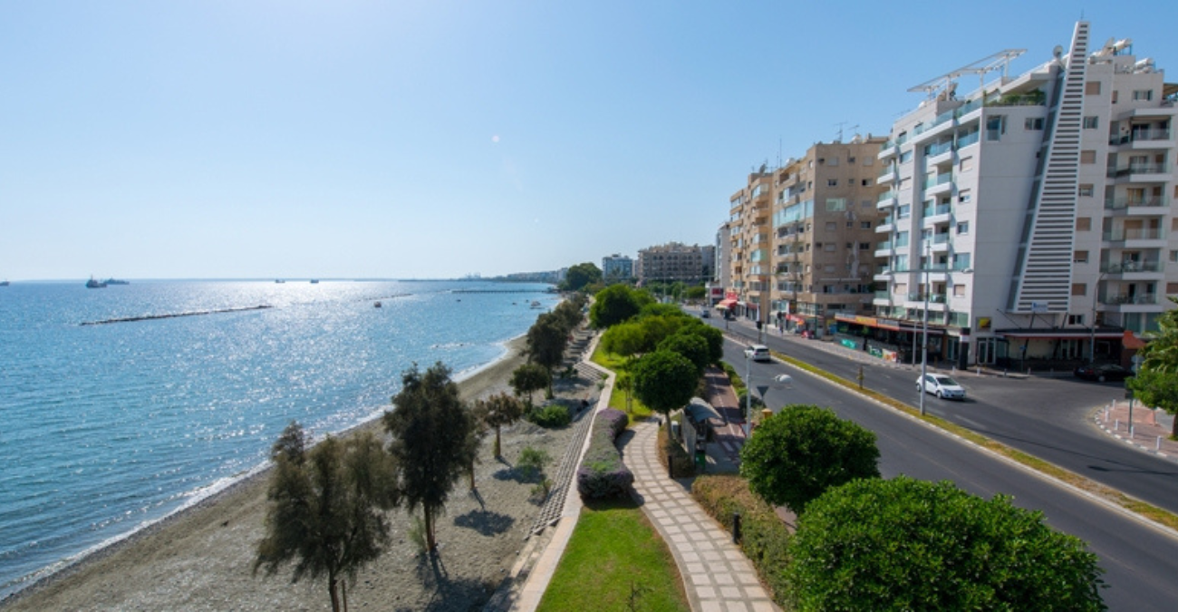 Απίστευτο σε κεντρικό δρόμο στη Λεμεσό: Περιμένουν λεωφορείο μέσα σε λακκούβες - «Ούτε στέγαστρο, ούτε κάθισμα» - Φωτογραφία