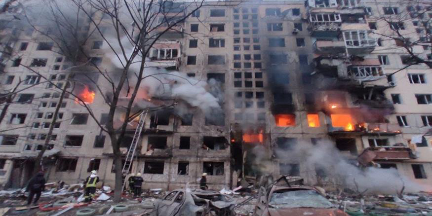 Χτυπήθηκε πολυκατοικία στο Κίεβο με δύο νεκρούς - Συγκλονιστικές φωτογραφίες και βίντεο 