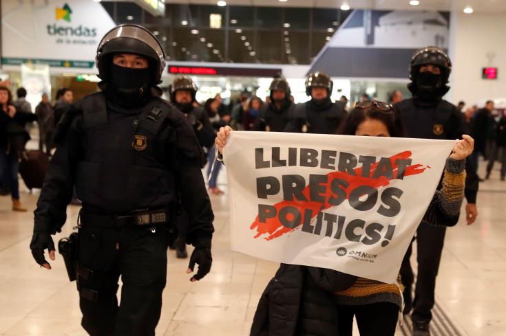Διαδήλωση υπέρ της ανεξαρτησίας στον κεντρικό σιδηροδρομικό σταθμό της Βαρκελώνης