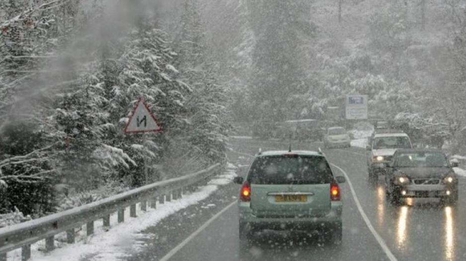ΚΥΠΡΟΣ: Επικίνδυνοι όλοι οι δρόμοι που οδηγούν στο Τρόοδος - Χιονόπτωση στα ημιορεινά - VIDEO