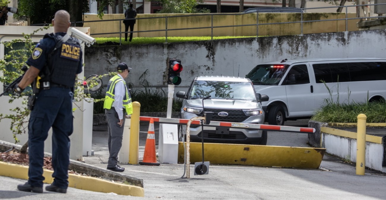 Απόπειρα δολοφονίας κατά Τραμπ: Στη δημοσιότητα βίντεο από τη σύλληψη του υπόπτου