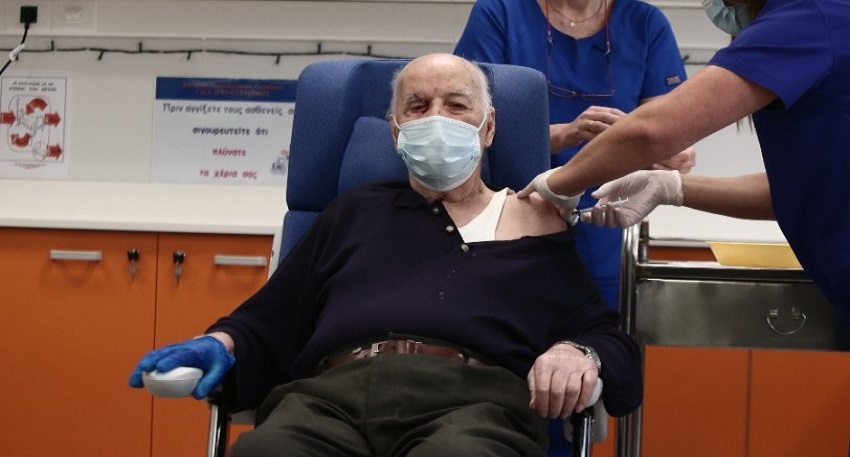 ΕΛΛΑΔΑ - Πρώτος πολίτης που έκανε το εμβόλιο: «Μου πρότεινε ουίσκι ο Υπουργός, του είπα να γίνει Παναθηναϊκός» - BINTEO