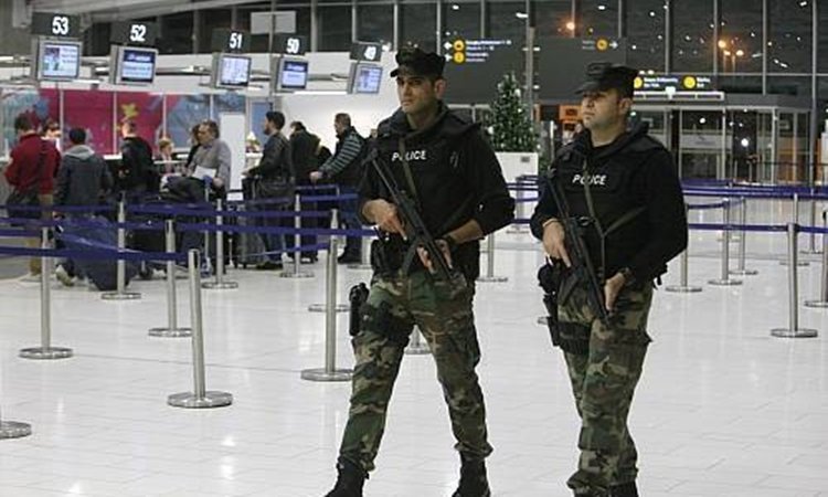 Πιάστηκαν στο αεροδρόμιο τρία πρόσωπα: Προσπαθούσαν να φύγουν από την Κύπρο  παρουσιάζοντας ψεύτικες ταυτότητες  