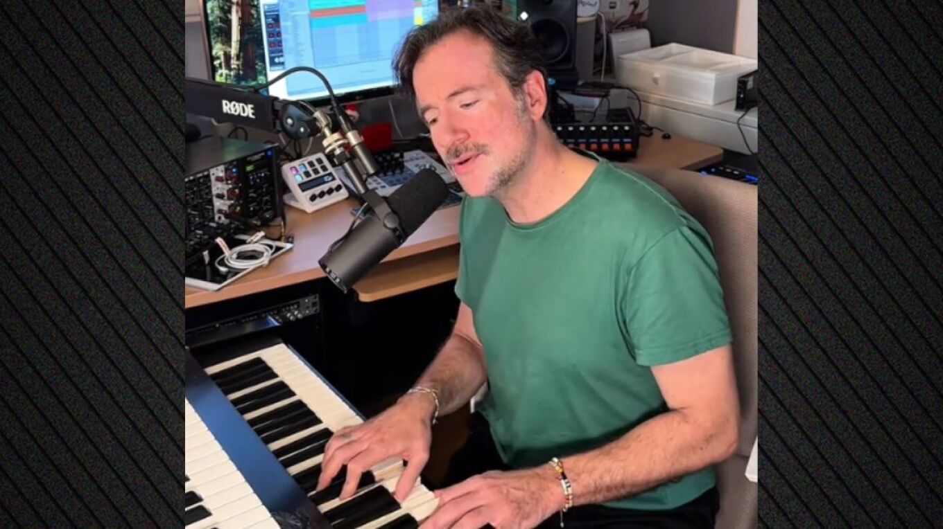 Ο Κωστής Μαραβέγιας ερμήνευσε το «Κάτι ξέρεις»: Ρία Ελληνίδου σε κατάθλιψη, έγραψε