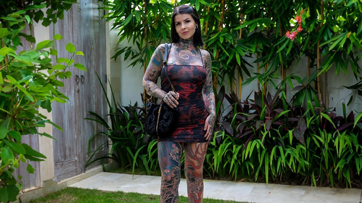 Από «κορίτσι της διπλανής πόρτας» έγινε σταρ στο Instagram με τατουάζ στο 95% του σώματος