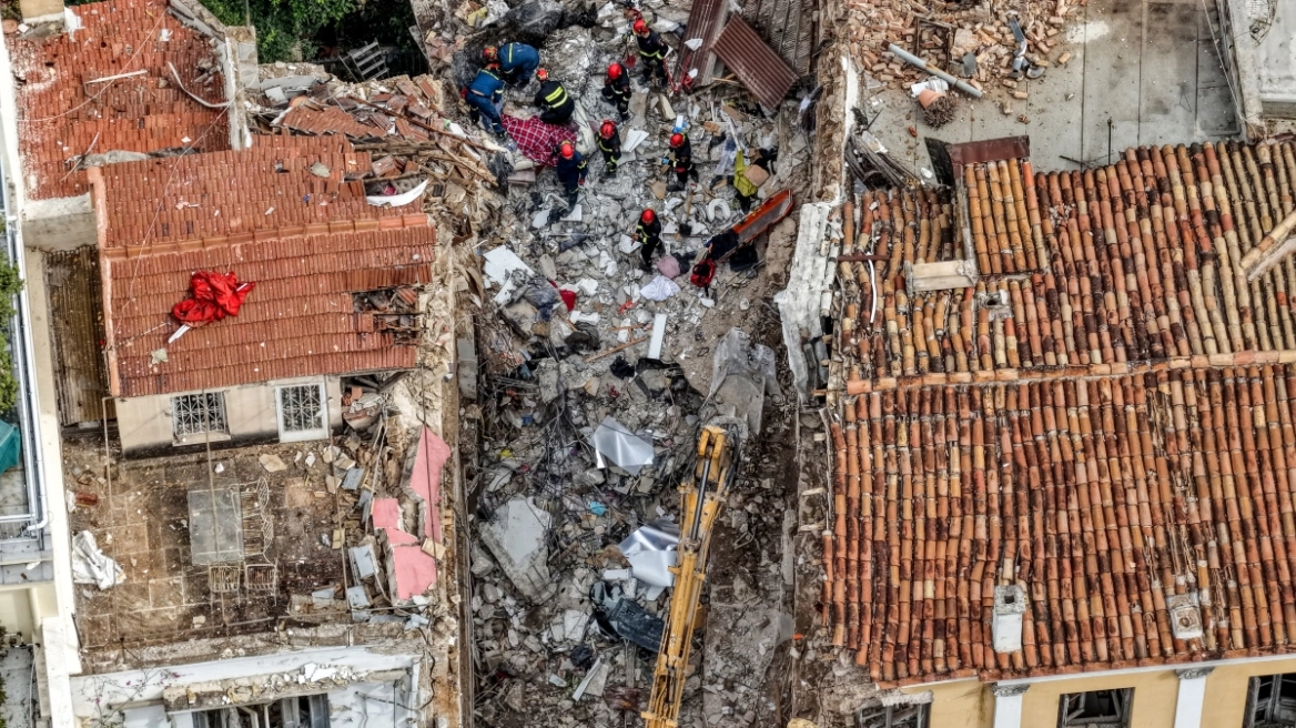 Φονική έκρηξη στην Πλάκα: Ψάχνουν το λάθος που οδήγησε στην τραγωδία, στο μικροσκόπιο η εγκατάσταση αερίου, ξεκινούν οι αυτοψίες