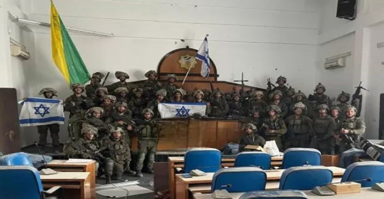 Ο IDF υψώνει την ισραηλινή σημαία στο «κοινοβούλιο» της Χαμάς στη Γάζα - Δείτε φωτογραφία
