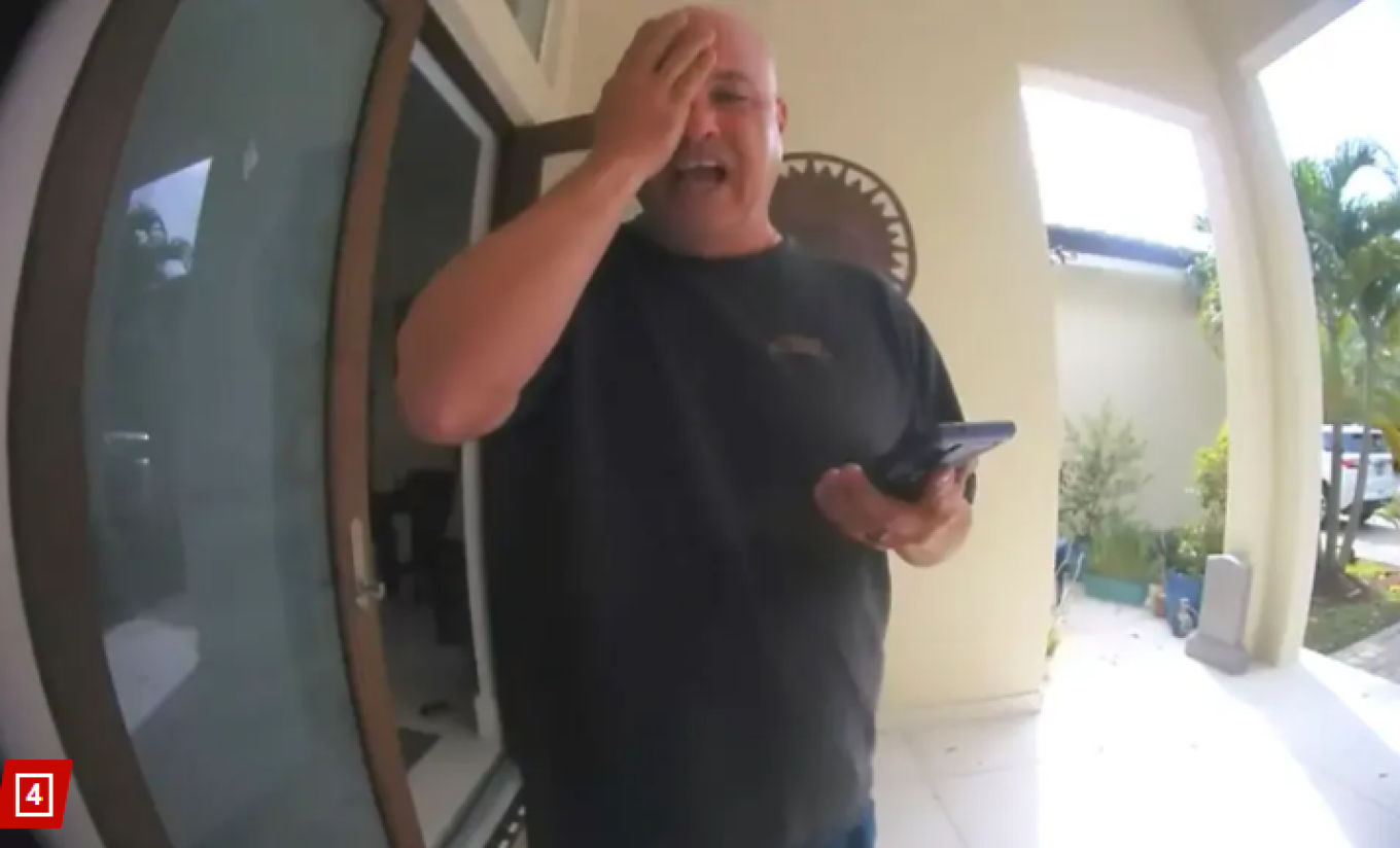 Σοκαριστικό βίντεο: Πατέρας στο Μαϊάμι ανακοινώνει μέσω θυροτηλεφώνου στη σύζυγό του ότι σκότωσε τον γιο τους
