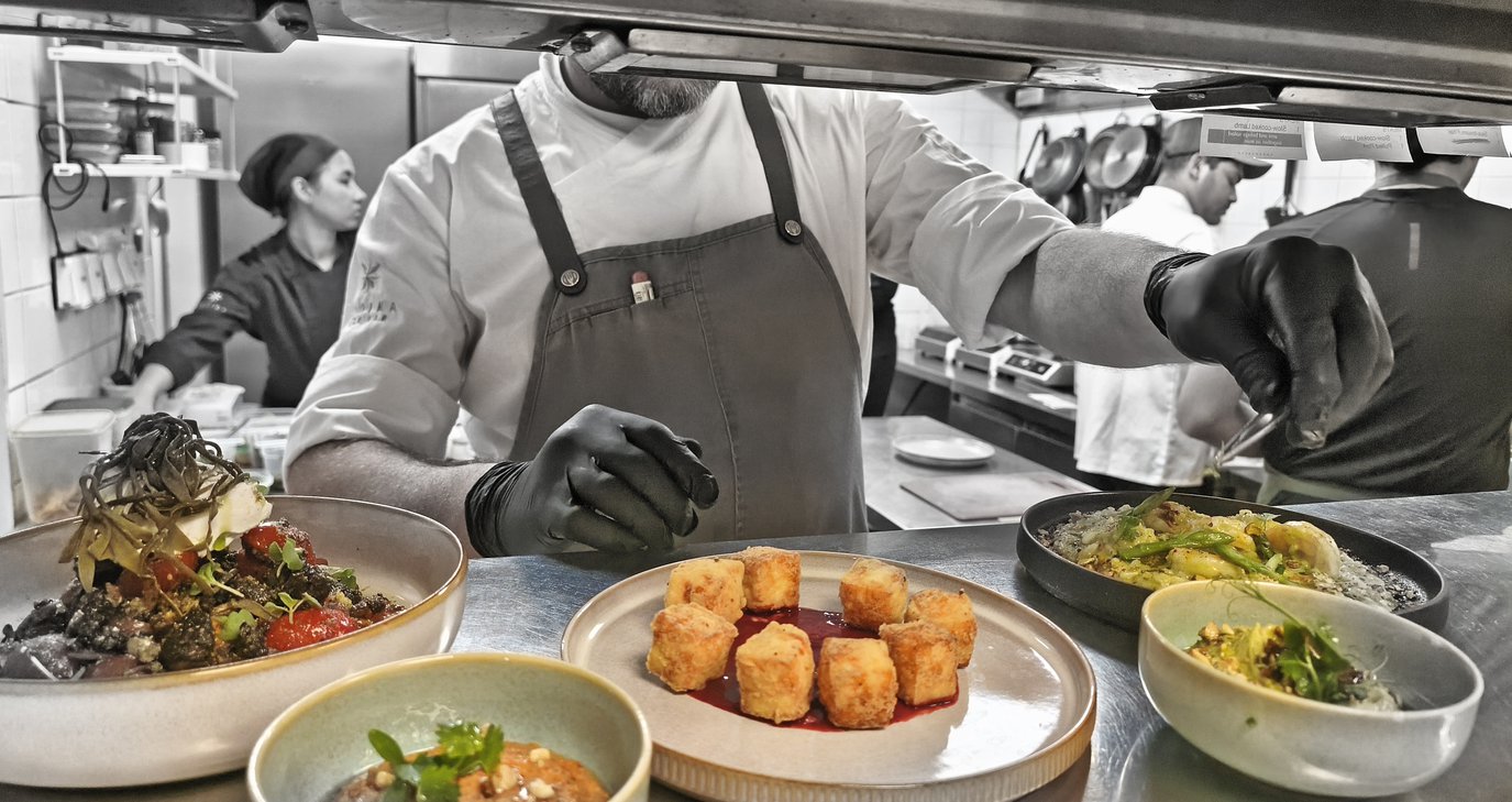 Ένας χώρος που σε κερδίζει από την πρώτη στιγμή - Με κυπριακή - μεσογειακή κουζίνα αλλά λίγο «πειραγμένη» - Δείτε φωτογραφίες