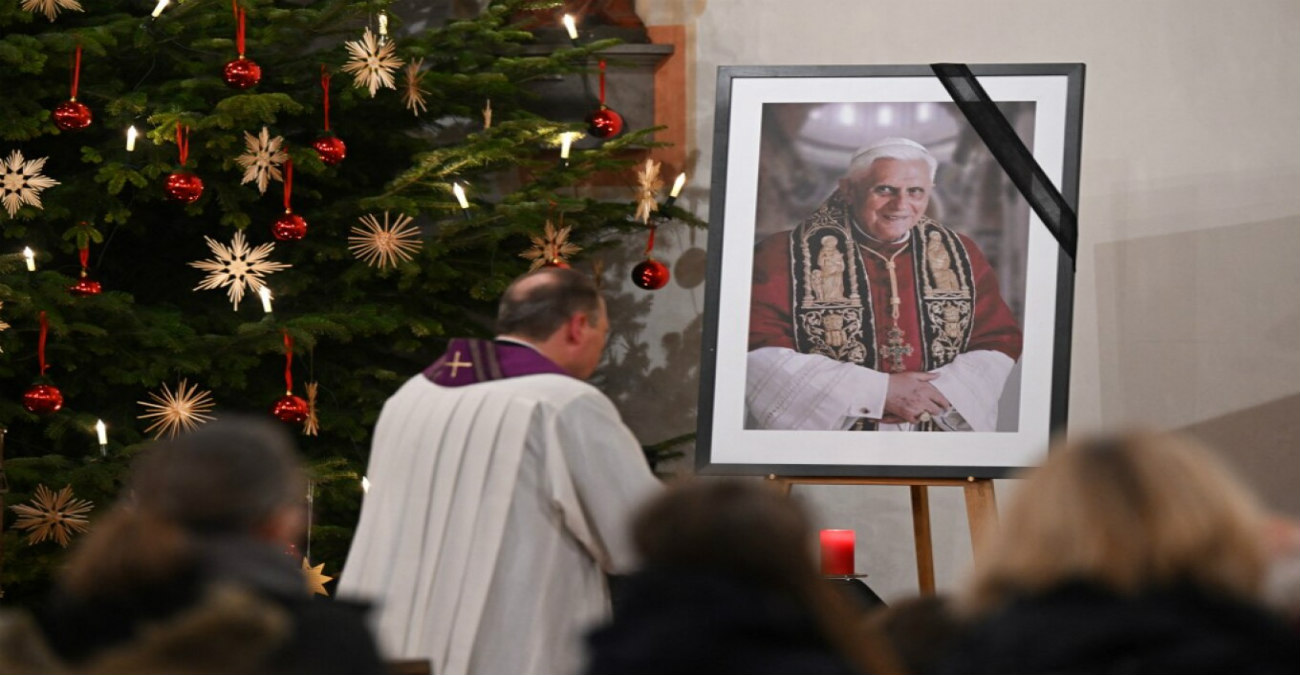 Σε λαϊκό προσκύνημα από σήμερα η σορός του πάπα Βενέδικτου στο Βατικανό - Βίντεο