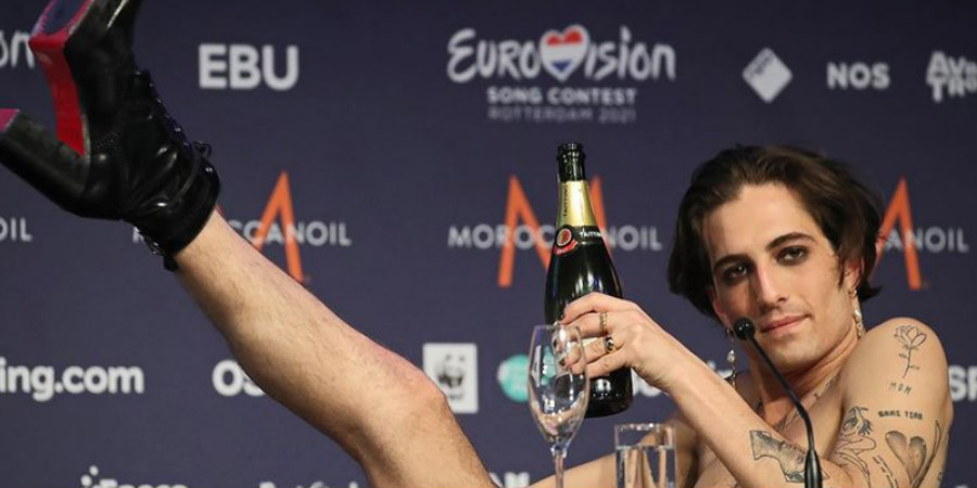 Κόλαση ο Damiano David! Ο νικητής της Eurovision ποζάρει γυμνός αγκαλιά με μια γάτα! (Φώτο)