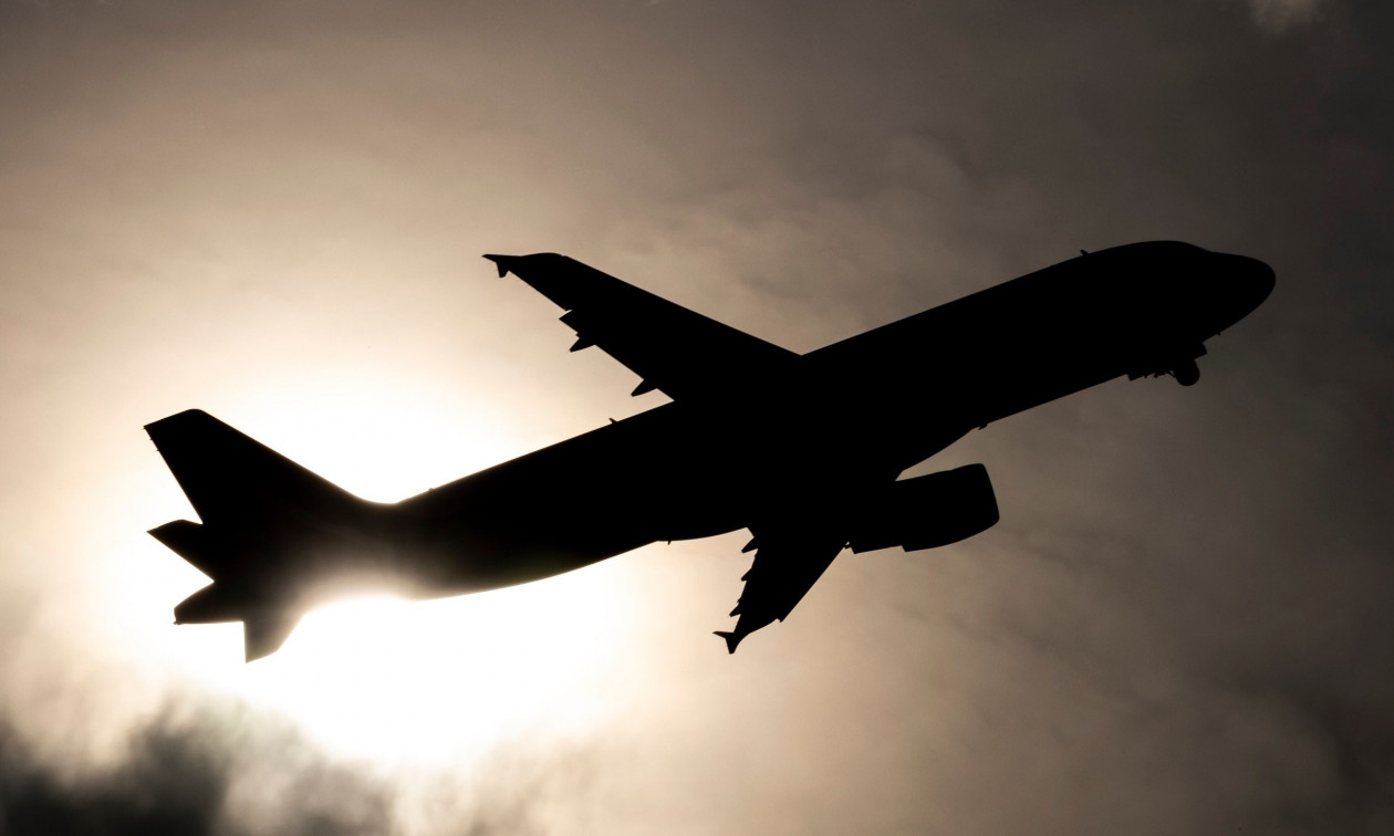 Τραγωδία σε πτήση: Πέθανε βρέφος - Δεν κατάφεραν να το κρατήσουν στη ζωή οι γιατροί 