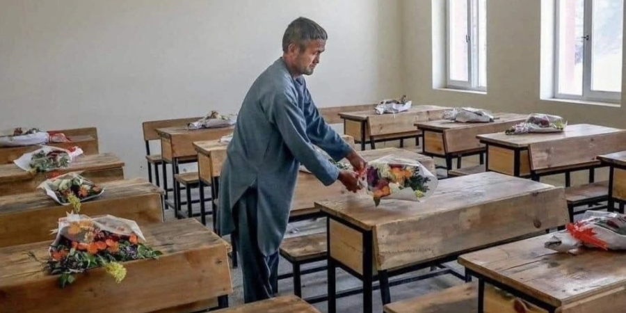 Αφγανιστάν: Η συγκλονιστική ανάρτηση για την τάξη που ξεκληρίστηκε - Λουλούδια στα θρανία