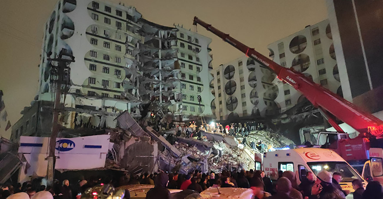 Τραγωδία στην Τουρκία: Δεκάδες νεκροί από τον τρομακτικό σεισμό των 7,7 Ρίχτερ 