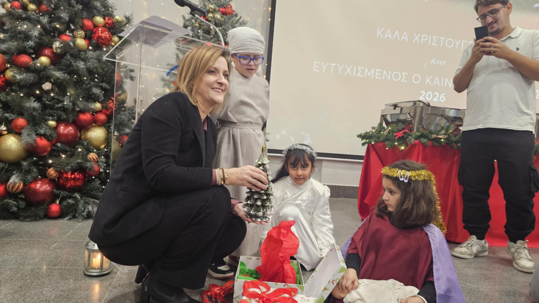 VIDEO: Στον Κορμακίτη για επίσκεψη η Πρώτη Κυρία - Μαθητές της πρόσφεραν δώρα - Δείτε φωτογραφίες