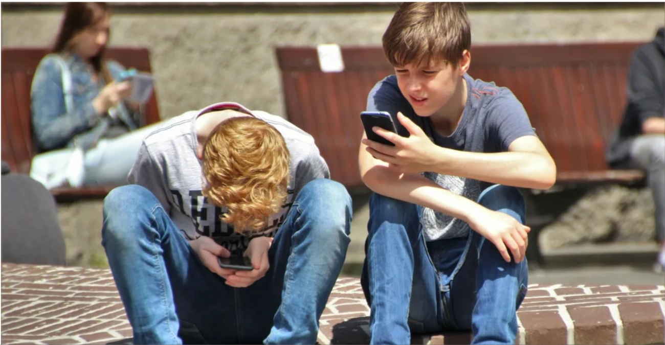 Η κυβέρνηση Μακρόν προωθεί με fast track διαδικασίες την απαγόρευση των social media στα παιδιά