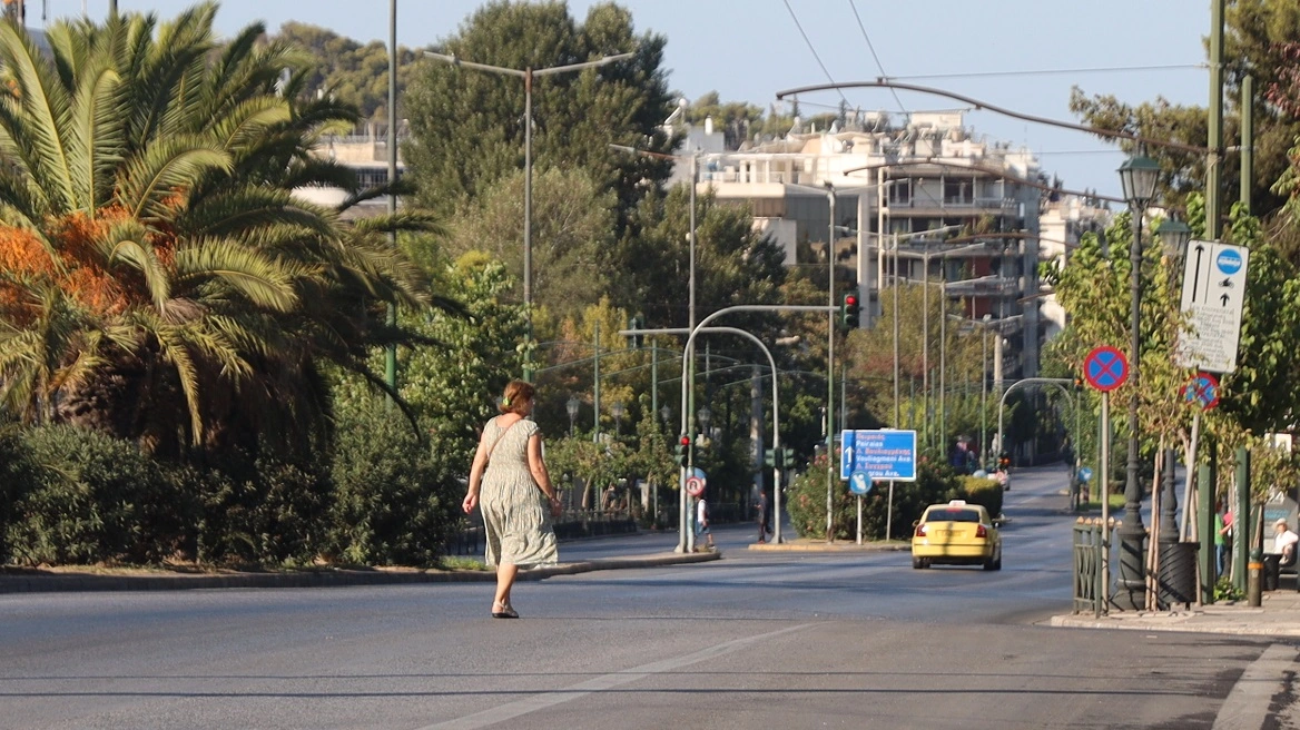 Δεκαπενταύγουστος: Έρημη πόλη η Αθήνα - Εικόνες από το άδειο κέντρο