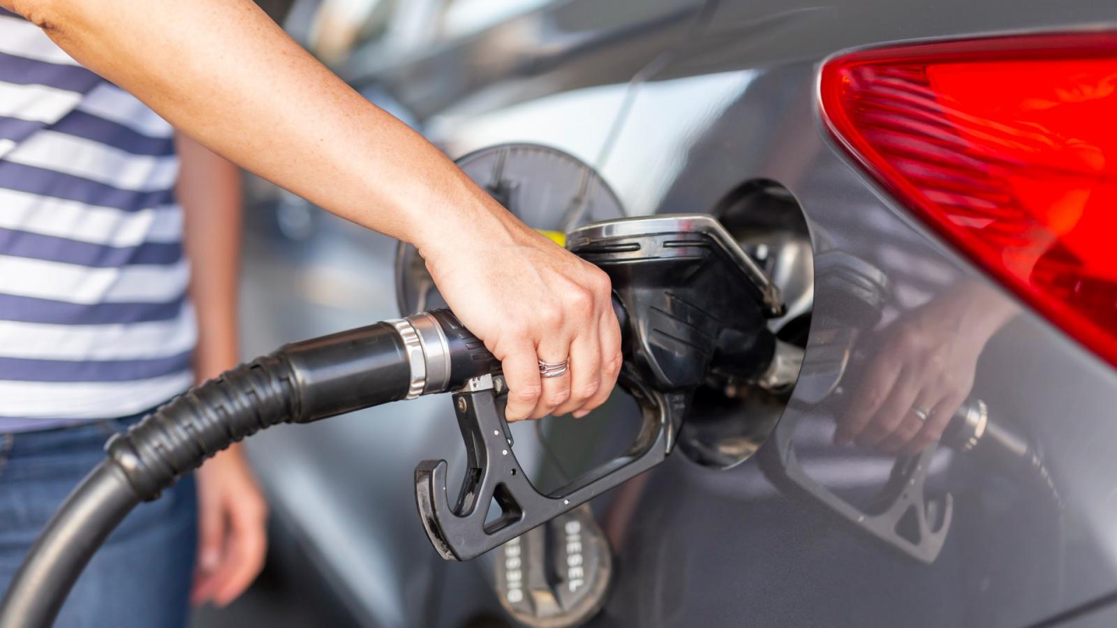 Καύσιμα: Ένα - ένα σεντ πέφτουν οι τιμές - Έρχεται περαιτέρω μείωση - Δείτε τα φθηνότερα πρατήρια