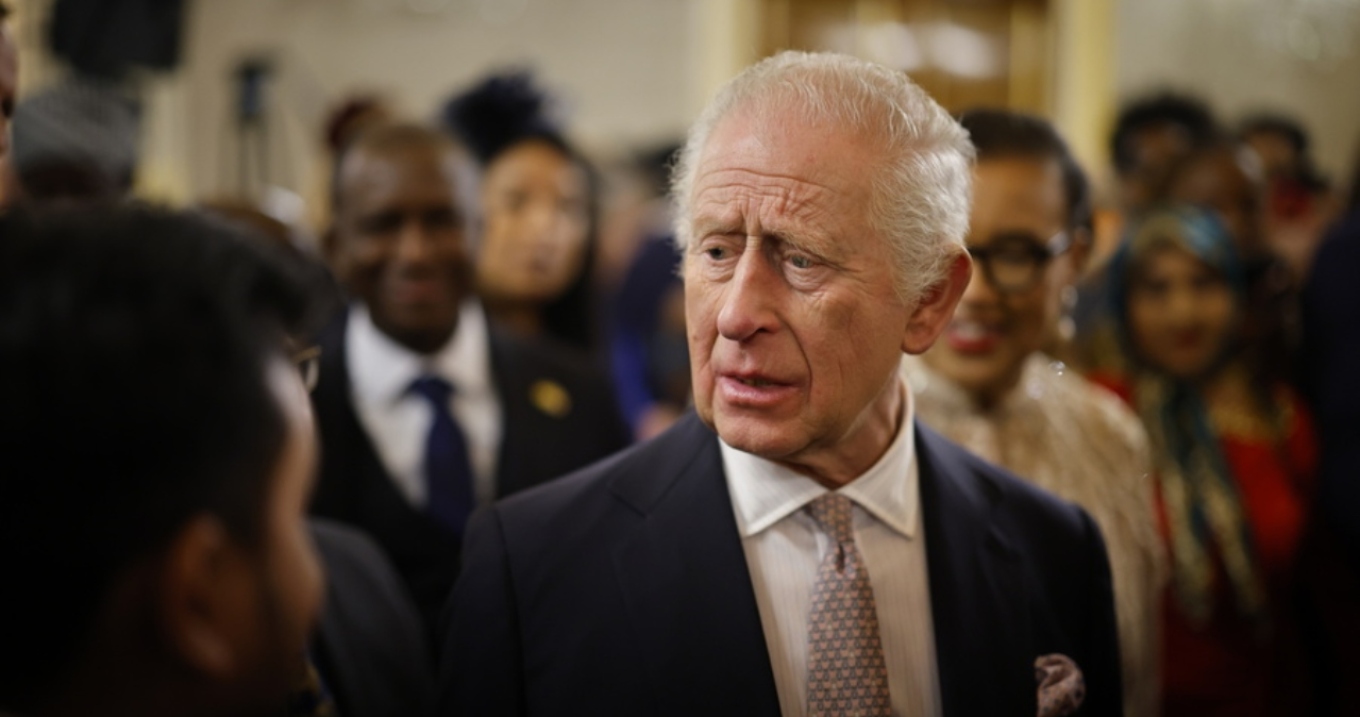 Κερδίζει τη μάχη με τον καρκίνο ο βασιλιάς Κάρολος - «Οι γιατροί μου είπαν ότι από το νέο έτος θα μειωθεί η θεραπεία»