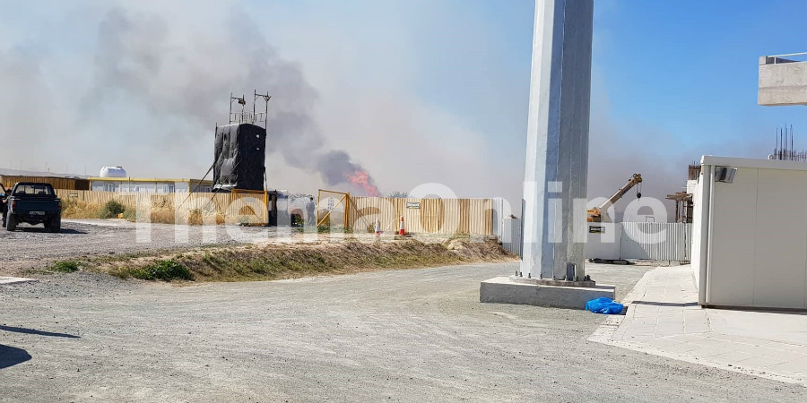 ΛΑΡΝΑΚΑ: Ξέσπασε φωτιά πλησίον της 'ΑΕΚ Αρένα΄ - ΦΩΤΟΓΡΑΦΙΕΣ