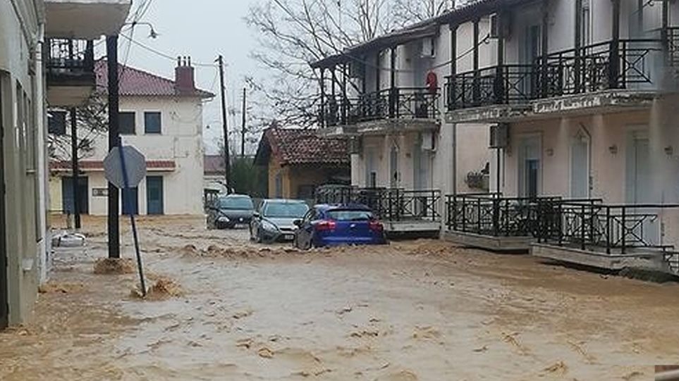 Κακοκαιρία - Έβρος: Εγκλωβισμένοι μαθητές και νήπια ύστερα από πλημμύρες 