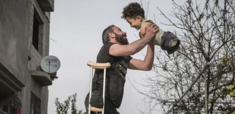 Μία εικόνα 1.000 λέξεις: Το στιγμιότυπο «γροθιά στο στομάχι» πατέρα και γιου στον πόλεμο της Συρίας
