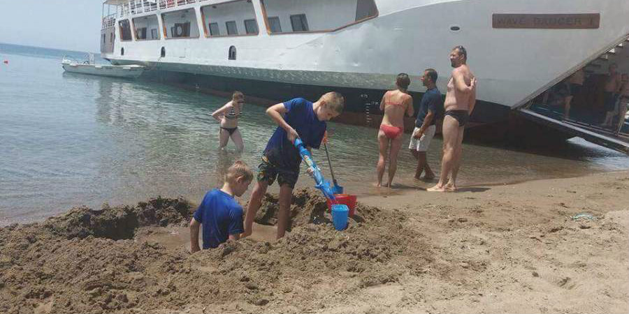 ΑΚΑΜΑΣ: Ξεσηκωμός για το πλοιάριο που αποβίβασε τουρίστες στην Λάρα - ''Εσκαψαν στην ακτή...' 