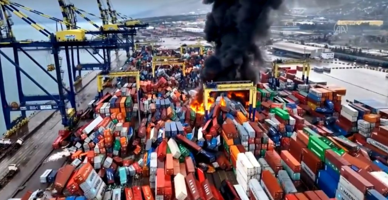 Φωτιά σε μεγάλο λιμάνι της Τουρκίας μετά τον φονικό σεισμό