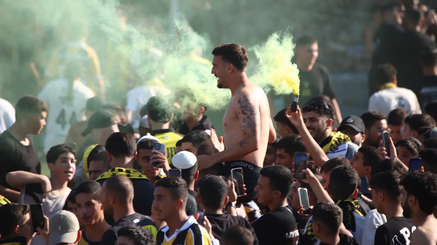 Video: Άγριος ξυλοδαρμός οπαδού έξω από το ΑΕΚ Αρένα - Τον κλωτσούσαν ενώ βρισκόταν στο έδαφος
