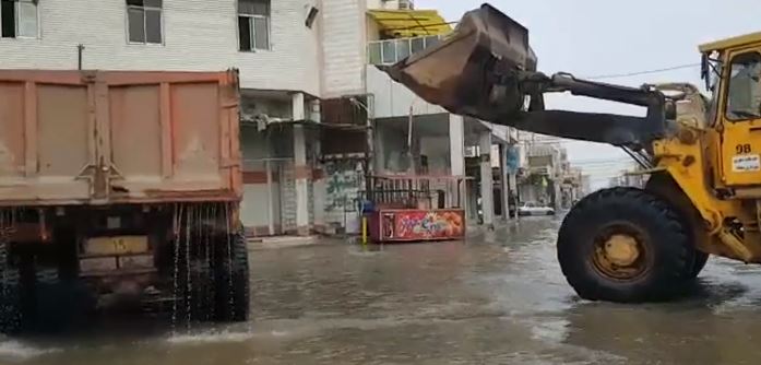 Χαζό! Μάζευαν το νερό που συσσωρεύτηκε σε δρόμο μέσα σε φορτηγό – Έπεφτε από την άλλη – VIDEO   