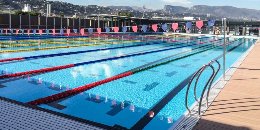 Πώς έγινε αυτό; Όχημα έπεσε σε πισίνα με μητέρα και την 5χρονη κόρη της - Μπέρδεψε το φρένο με το γκάζι - Δείτε βίντεο