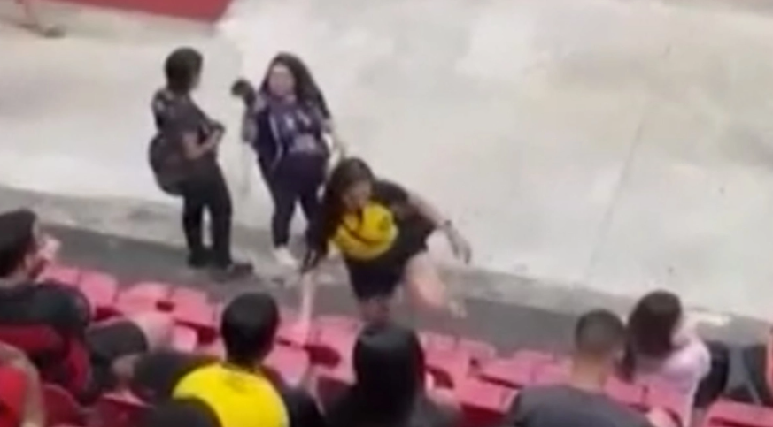 VIDEO: Ο πιο γκαντέμης φίλαθλος της χρονιάς - Η σύζυγός τον «τσάκωσε» με την ερωμένη του στο... γήπεδο