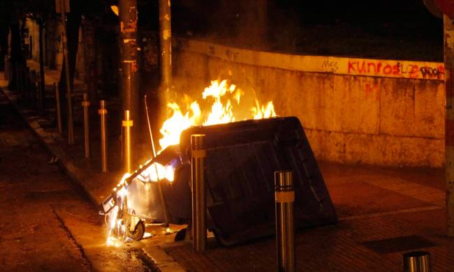 ΛΕΥΚΩΣΙΑ: Πέτρες και κροτίδες μεταξύ Αστυνομίας και καρναβαλιστών 