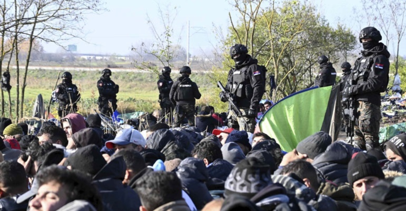 Σερβία: Εκατοντάδες προσαγωγές μεταναστών για τα ένοπλα επεισόδια στα σύνορα με την Ουγγαρία