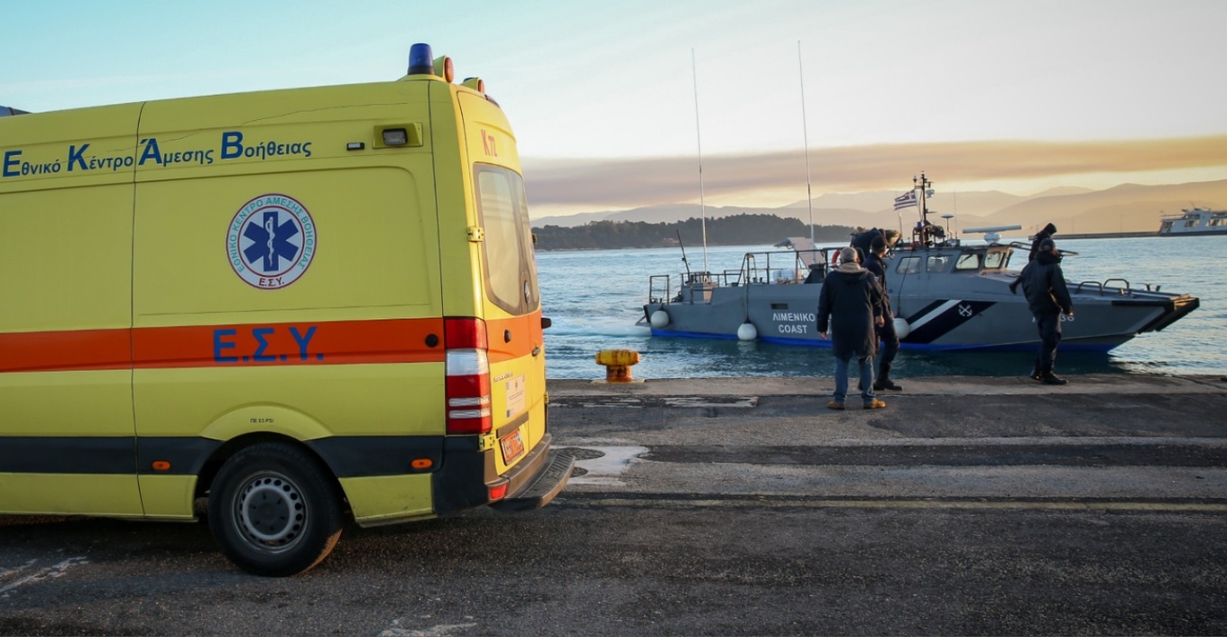Ελλάδα: Μυστήριο με τη σορό που βρέθηκε με βαρίδι στη θάλασσα - Τι εξετάζουν οι αρχές