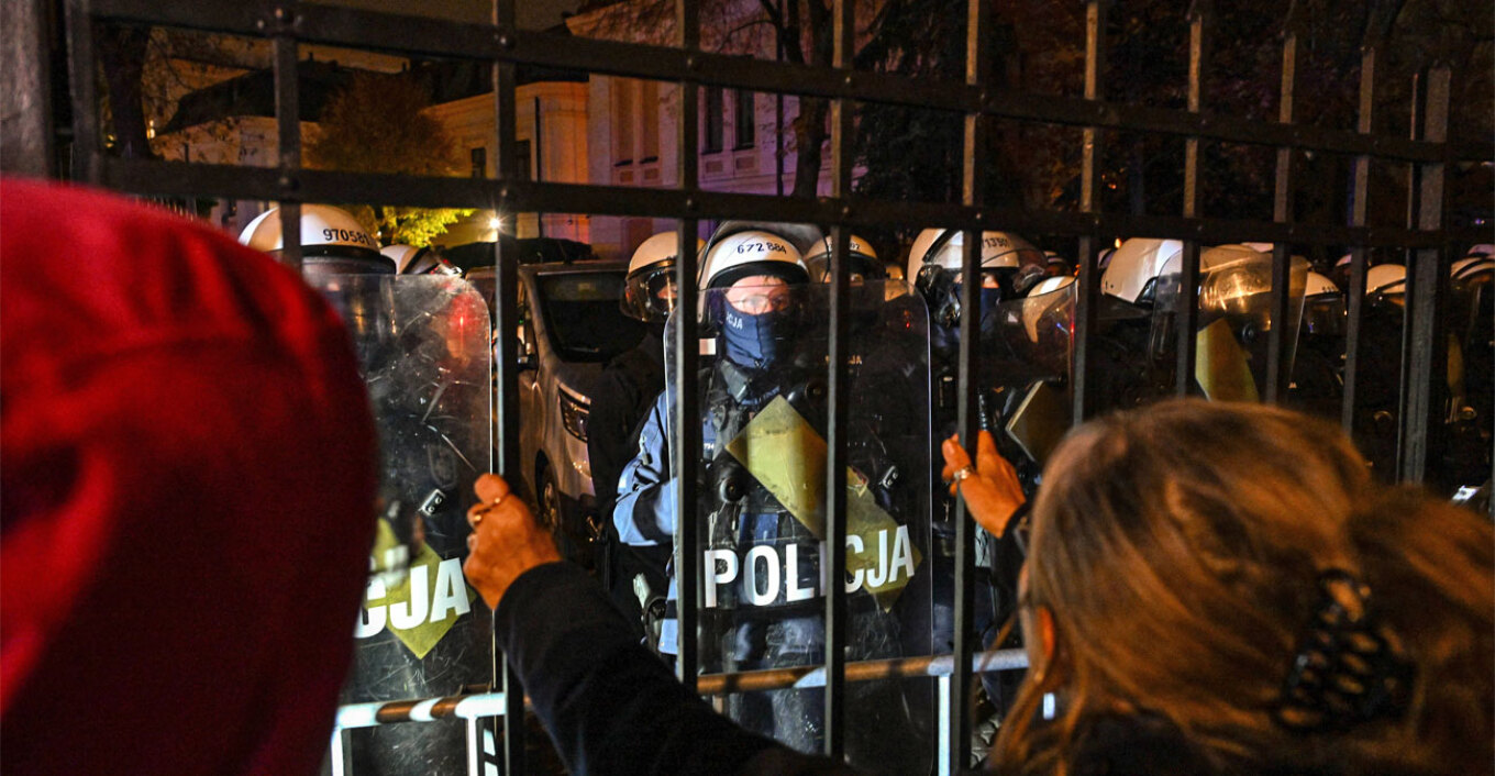 Σκηνικό κρίσης στην Πολωνία - Αστυνομία και καταγγελίες για «πραξικόπημα» στο Συνταγματικό Δικαστήριο