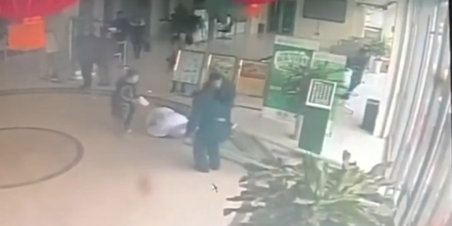 Στο νοσοκομείο γιατρός μετά την επίσκεψη σε τράπεζα- Έτρεχαν να τον απεγκλωβίσουν- VIDEO