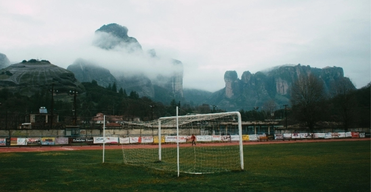 Μπάλα με θέα τα Μετέωρα: Το πιο όμορφο γήπεδο στην Ελλάδα