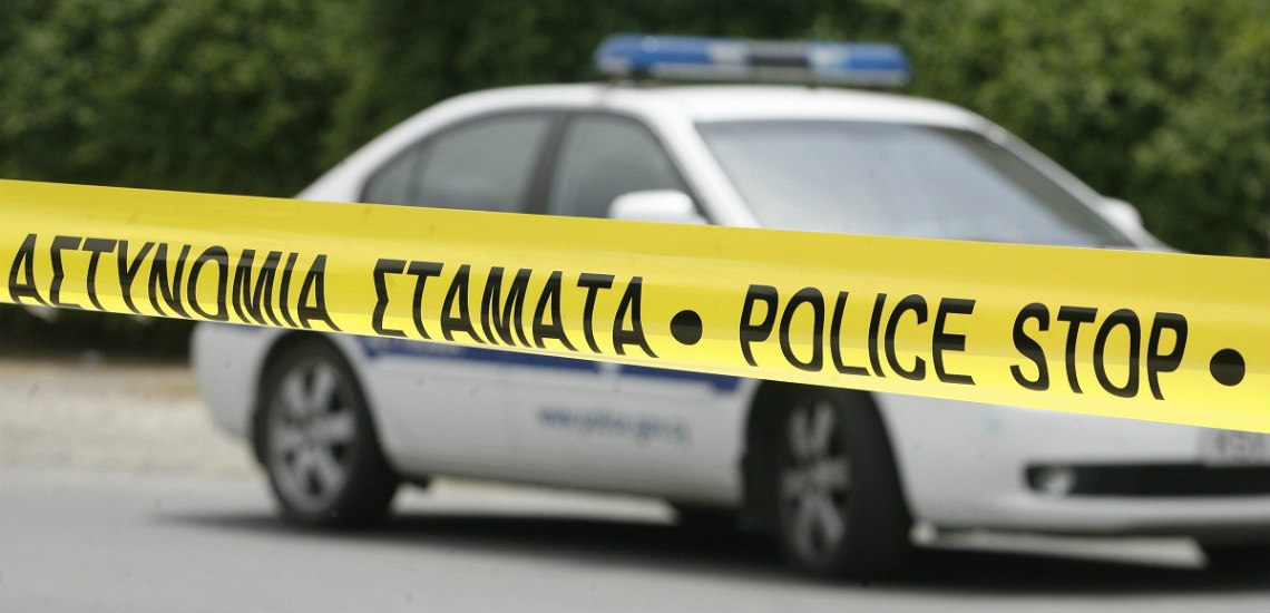 VIDEO - Αδιανόητο περιστατικό: Συμμάζευε το σπίτι του νεκρού του πατέρα στη Λάρνακα όταν βρήκε το όπλο και τις χειροβομβίδες