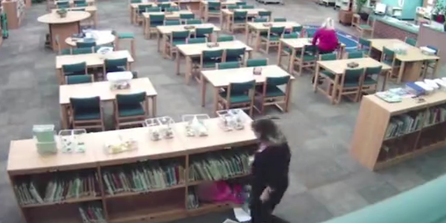 Δασκάλα φέρεται να κλώτσησε 5χρονη που κρύφτηκε στη βιβλιοθήκη- VIDEO- ΠΡΟΣΟΧΗ ΣΚΛΗΡΕΣ ΕΙΚΟΝΕΣ