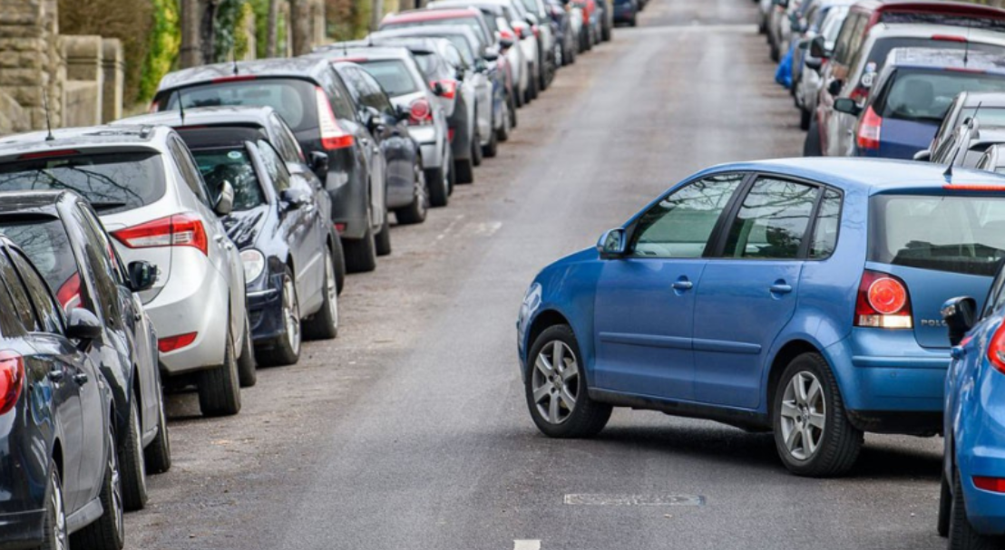 «Ντροπή που τους γάρους»: Έκανε το parking δικό του - Όχι ένα αλλά…τέσσερις χώρους στάθμευσης πήρε με τη μία – Δείτε φωτογραφίες