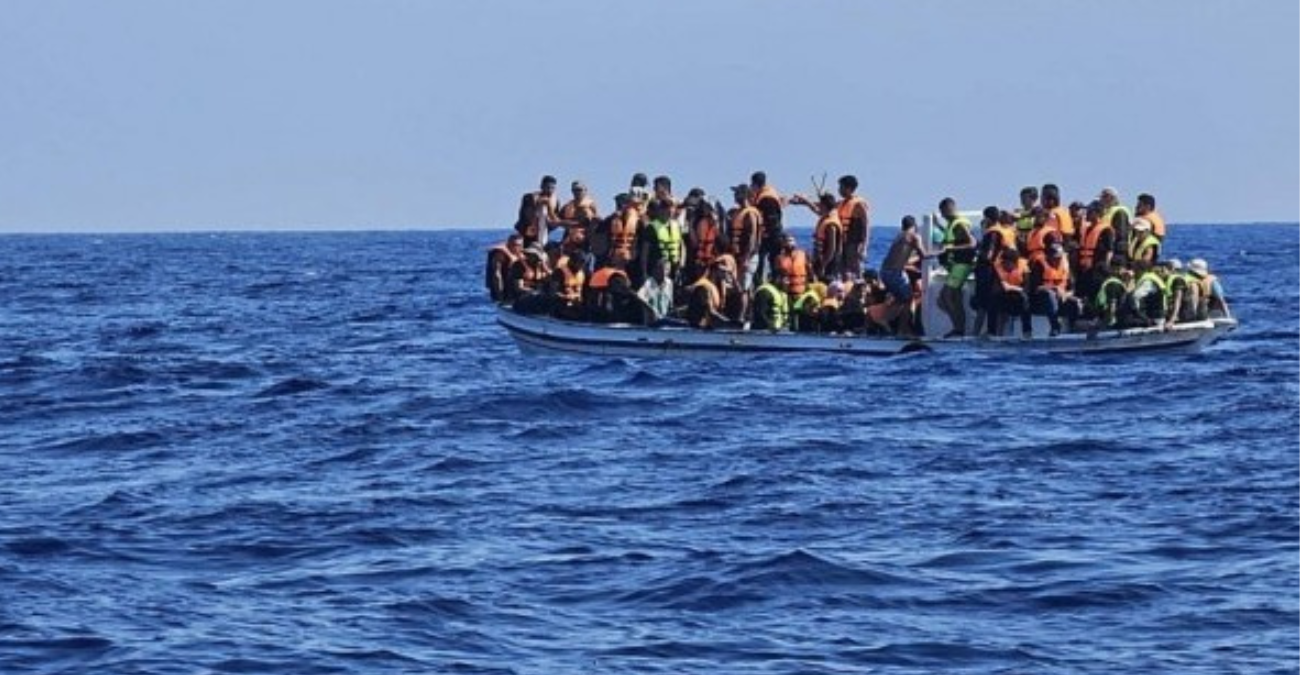Σε συναγερμό οι Αρχές: Νέα άφιξη μεταναστών με έξι πλοιάρια στ' ανοιχτά της Κύπρου