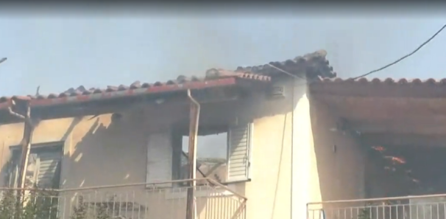 Μεγάλη φωτιά στην Πάτρα - Στις φλόγες τα πρώτα σπίτια στο Σούλι -ΒΙΝΤΕΟ