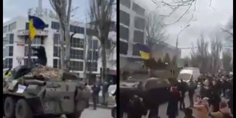 Διαδηλωτής ανεβαίνει με την ουκρανική σημαία σε ρωσικό τεθωρακισμένο στη Χερσώνα - Δείτε βίντεο 
