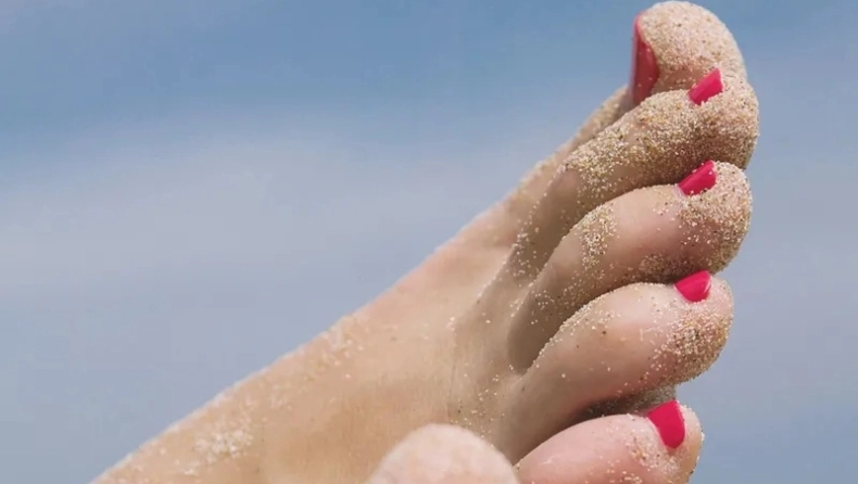 Γιατί ζαρώνουν τα δάχτυλα όταν μένουμε ώρα στο νερό; Η επιστημονική εξήγηση πίσω από το φαινόμενο