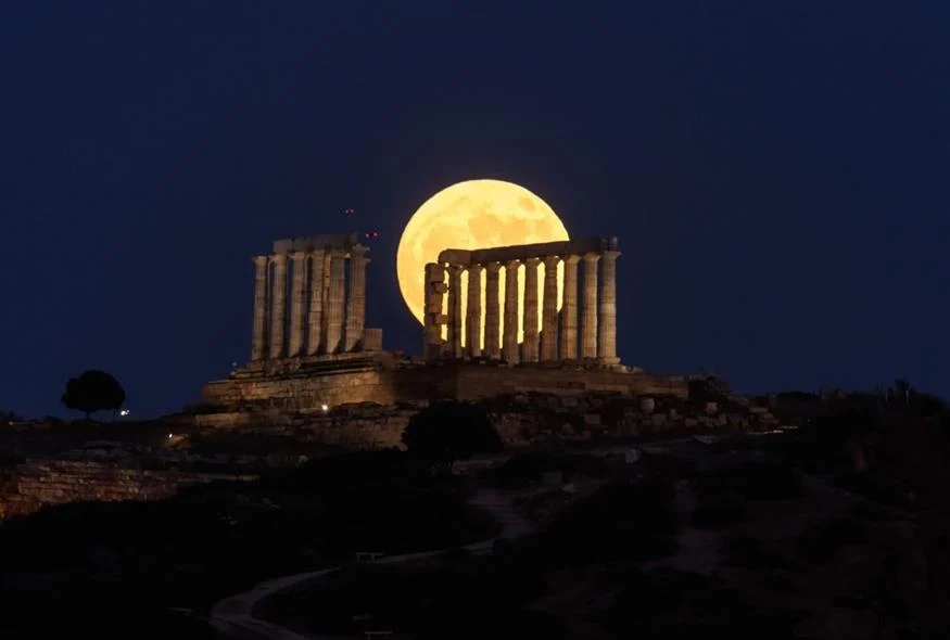 Πανσέληνος: Παραδόθηκε στο «Φεγγάρι της Φράουλας» η Αθήνα - Εντυπωσιακές εικόνες από Θησείο